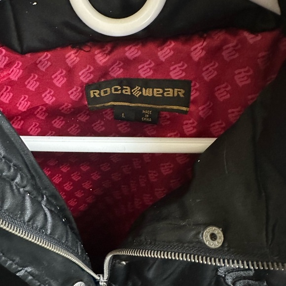 Chic Black Puffer Jacket with Faux Fur - Picture 3 of 3